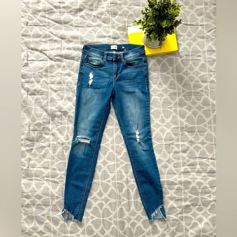 Sneak Peek Mid Rise Distressed Skinny Jean Size 1